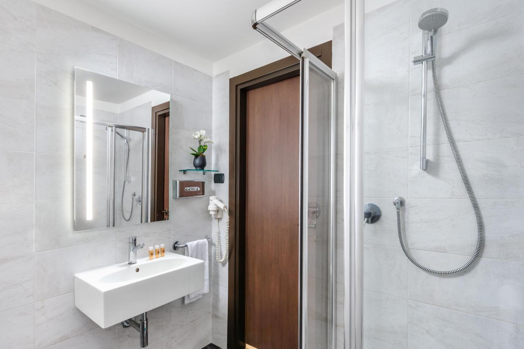 Hotel King, By R Collection Hotels Varedo Exterior foto
